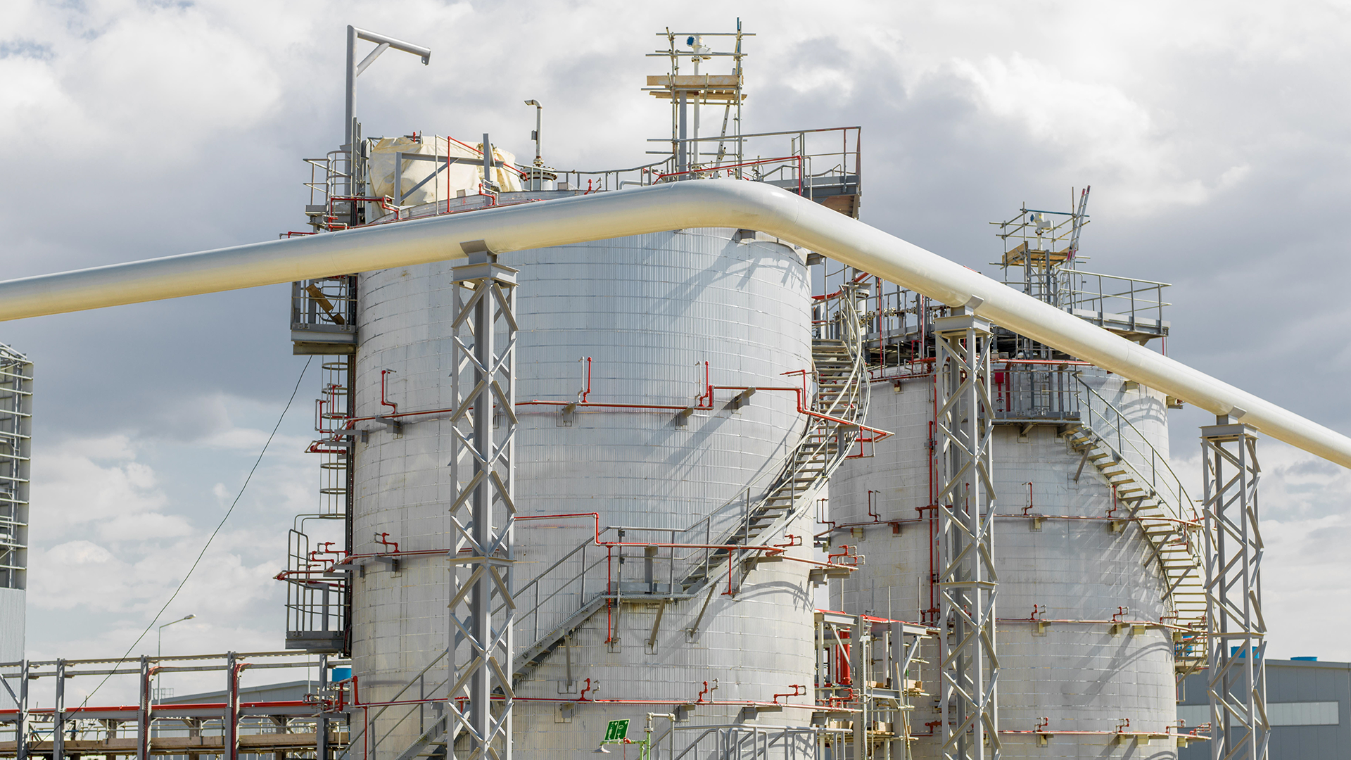 Көз жасына толады